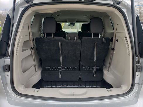 Used 2023 Chrysler Voyager LX FWD image 5
