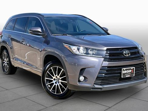 Used 2018 Toyota Highlander SE FWD image 3