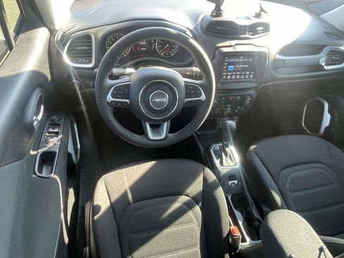 Used 2018 Jeep Renegade Latitude FWD image 13