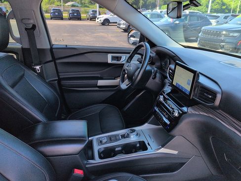 Used 2023 Ford Explorer Limited AWD/4WD image 7