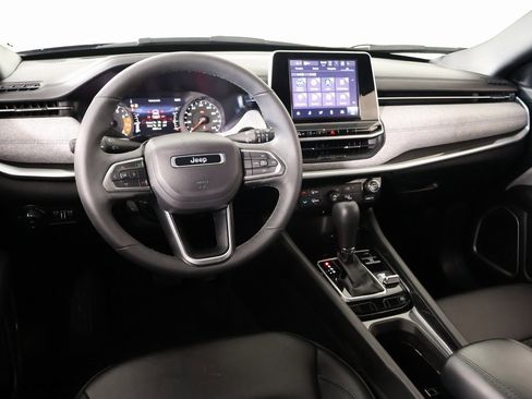 Used 2025 Jeep Compass Latitude image 2