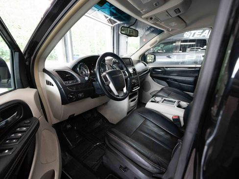 Used 2016 Chrysler Town & Country Touring FWD image 8