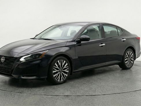 Used 2025 Nissan Altima 2.5 SV image 3