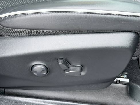 Used 2025 Chrysler Pacifica Limited FWD image 28