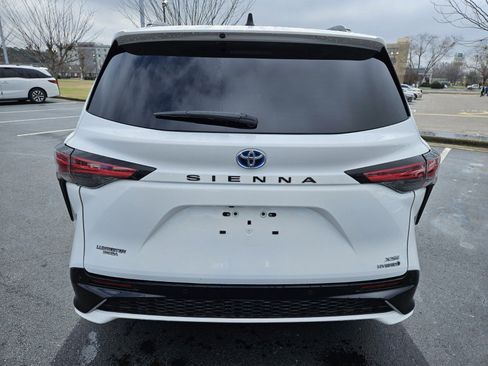 Used 2022 Toyota Sienna XSE image 6