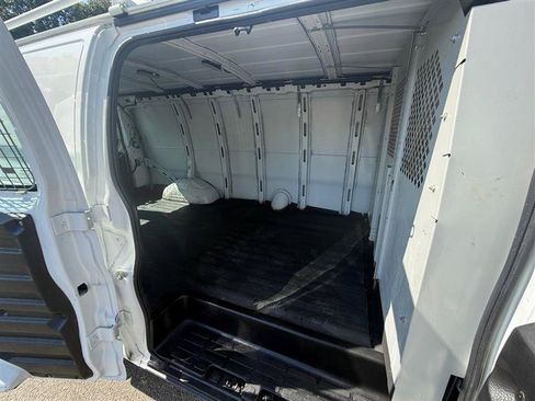 Used 2017 Chevrolet Express 2500 Extended RWD image 35