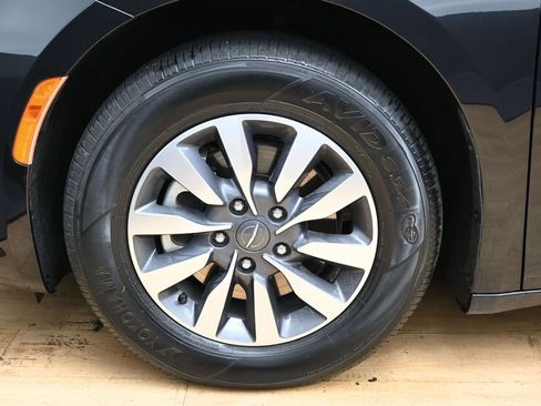 Used 2023 Chrysler Pacifica Touring-L FWD image 9