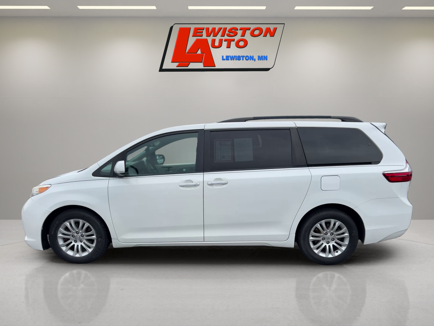 Used 2017 Toyota Sienna XLE FWD image 2