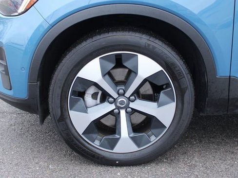 Used 2025 Volvo XC40 B5 Plus image 38