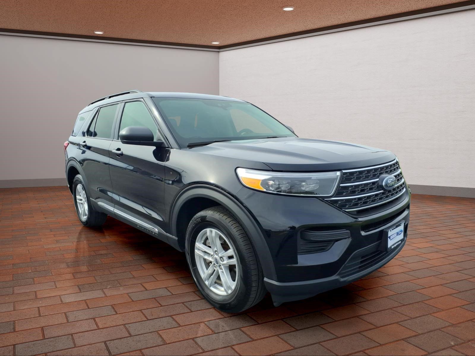 Used 2024 Ford Explorer XLT AWD/4WD image 2