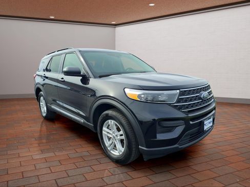 Used 2024 Ford Explorer XLT AWD/4WD image 2