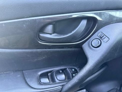 Used 2020 Nissan Rogue S FWD image 7