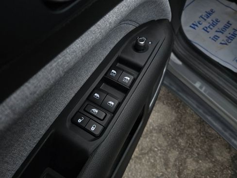 Used 2023 Jeep Compass Latitude w/ Mopar Graphics Package image 12