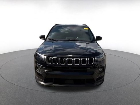 Used 2025 Jeep Compass Latitude AWD/4WD image 4