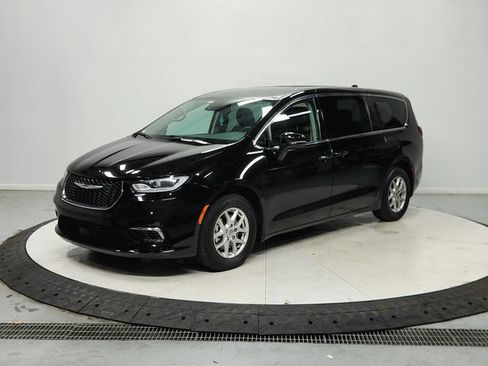 Used 2024 Chrysler Pacifica Touring-L FWD image 4
