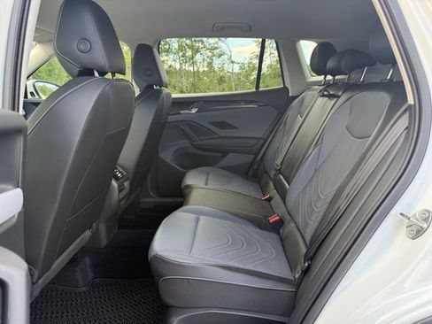 Used 2025 Volkswagen Tiguan SE FWD image 14
