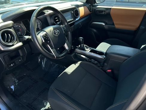 Used 2018 Toyota Tacoma SR5 AWD/4WD image 9