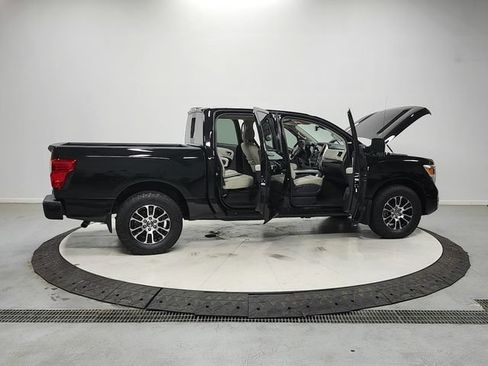 Used 2020 Nissan Titan SV w/ SV Convenience Package RWD image 16