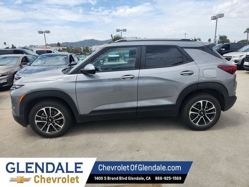 Used 2025 Chevrolet TrailBlazer LT FWD image 3