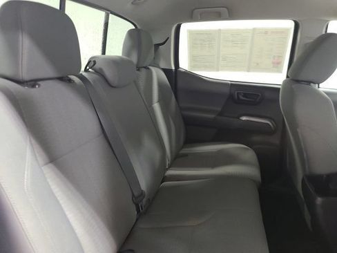 Certified 2018 Toyota Tacoma SR5 AWD/4WD image 15