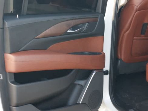 Used 2016 Cadillac Escalade ESV Luxury image 31