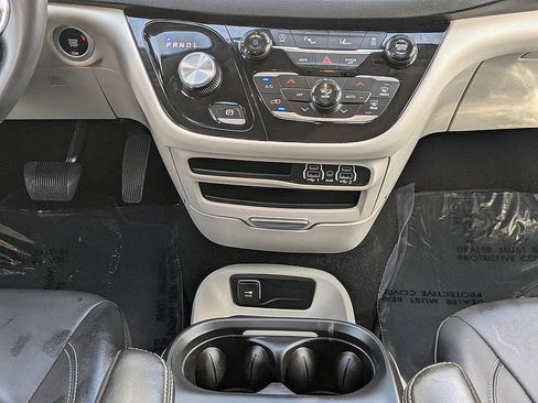 Used 2024 Chrysler Pacifica Touring-L FWD image 18
