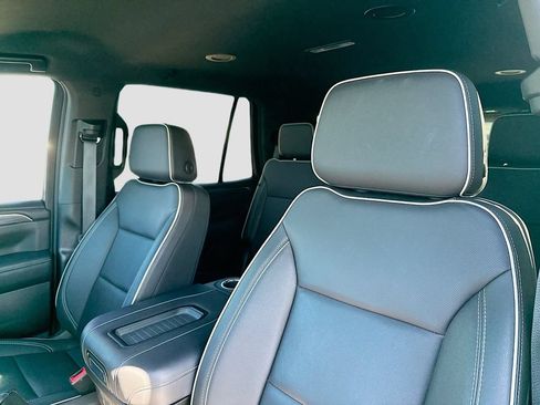 Used 2024 GMC Yukon SLT w/ SLT Luxury Package RWD image 13