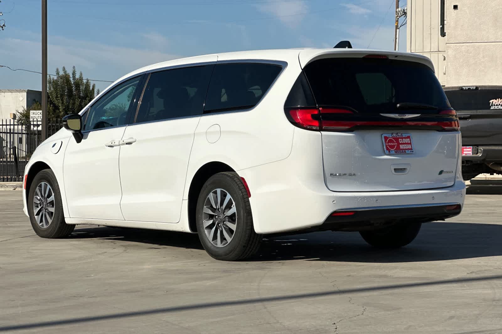 Used 2024 Chrysler Pacifica Limited FWD image 6