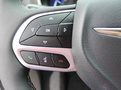 Used 2024 Chrysler Pacifica Select image 29