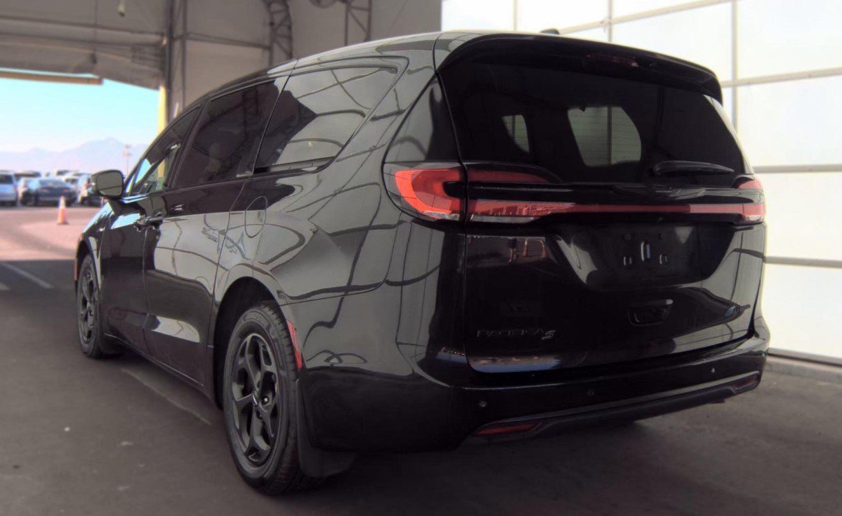Used 2023 Chrysler Pacifica Touring-L w/ S Appearance Package FWD image 5