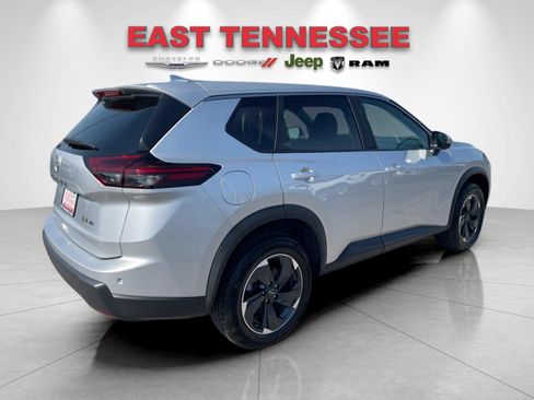 Used 2024 Nissan Rogue SV AWD/4WD image 3