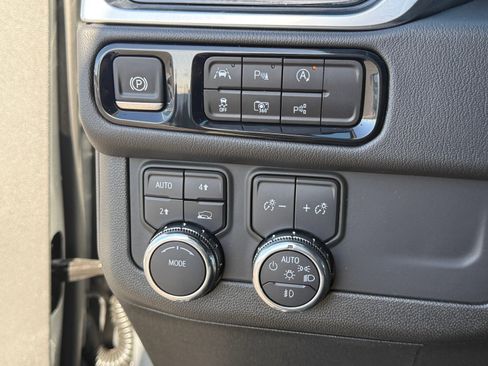 Used 2025 GMC Yukon Denali AWD/4WD image 21