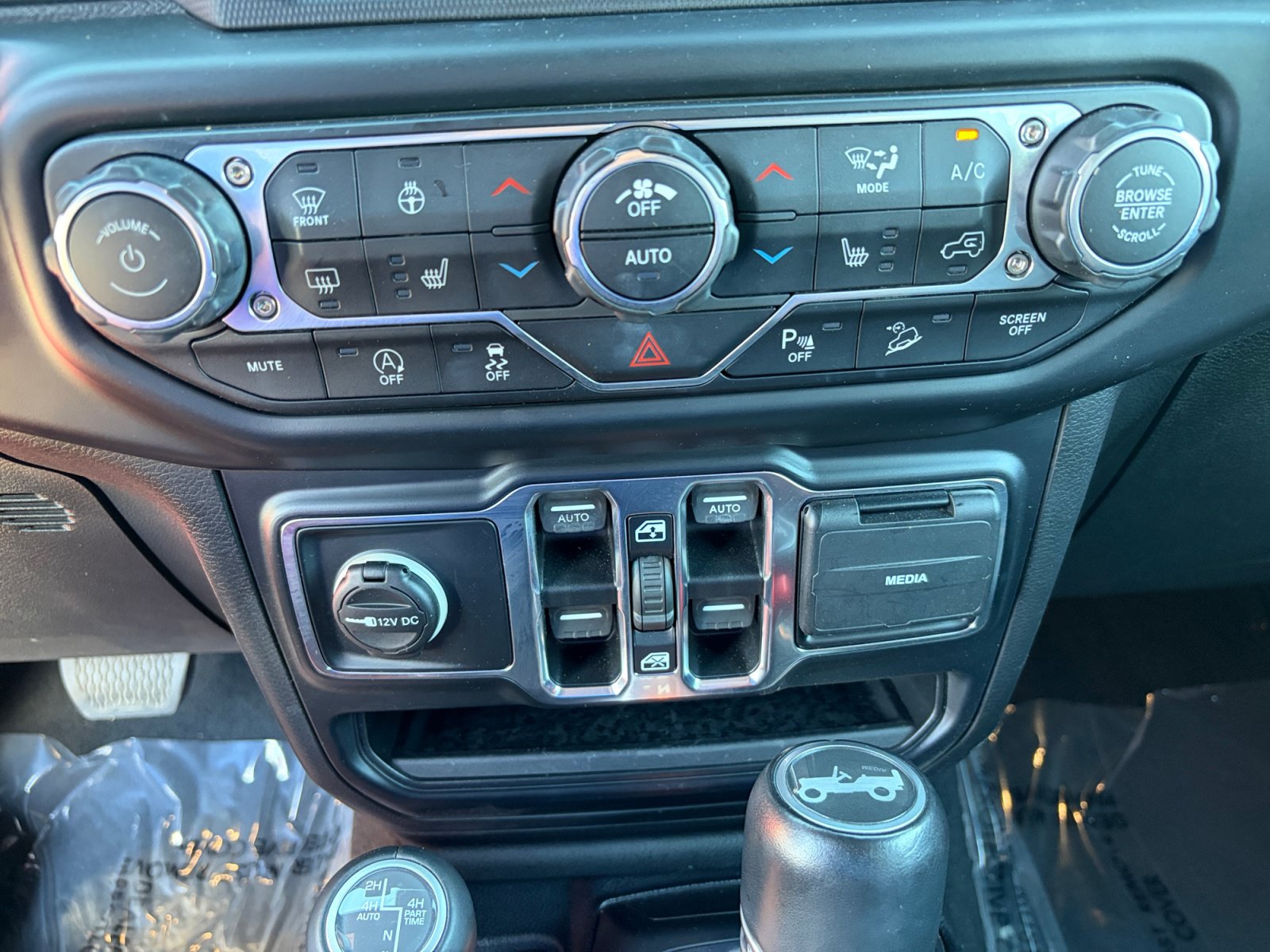 Used 2019 Jeep Wrangler Unlimited Sahara w/ Dual Top Group AWD/4WD image 22