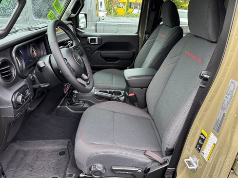 Used 2025 Jeep Wrangler Rubicon w/ Technology Group image 13