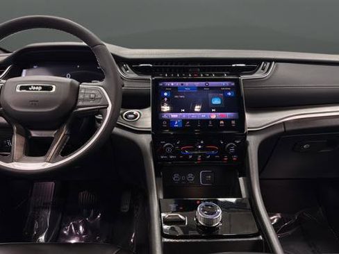 Used 2024 Jeep Grand Cherokee Limited w/ Black Appearance Package image 10