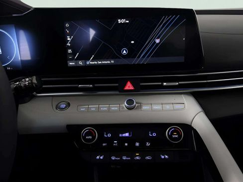 Used 2025 Hyundai Elantra Limited FWD image 17