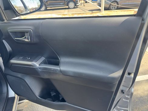 Used 2018 Toyota Tacoma TRD Off-Road image 16