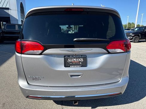 Used 2017 Chrysler Pacifica Touring-L w/ Tire & Wheel Group FWD image 6