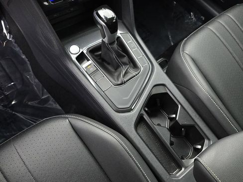 Used 2024 Volkswagen Tiguan SE w/ Panoramic Sunroof Package FWD image 32