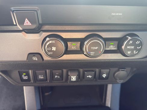 Used 2020 Toyota Tacoma TRD Off-Road w/ Technology Package image 13