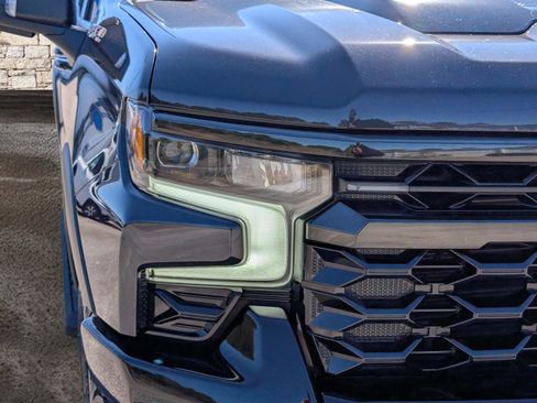 Used 2022 Chevrolet Silverado 1500 ZR2 w/ Technology Package image 9