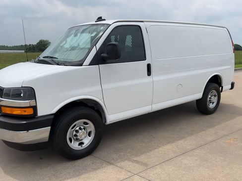 Used 2024 Chevrolet Express 2500 w/ Driver Convenience Package RWD image 5