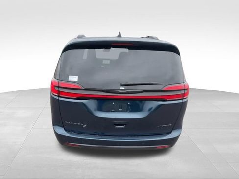 Used 2025 Chrysler Pacifica Limited FWD image 7