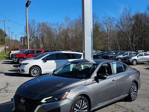 Used 2025 Nissan Altima 2.5 SV FWD image 2