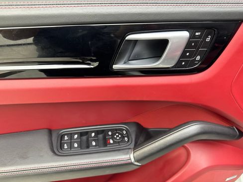 Used 2022 Porsche Cayenne w/ Premium Package AWD/4WD image 31