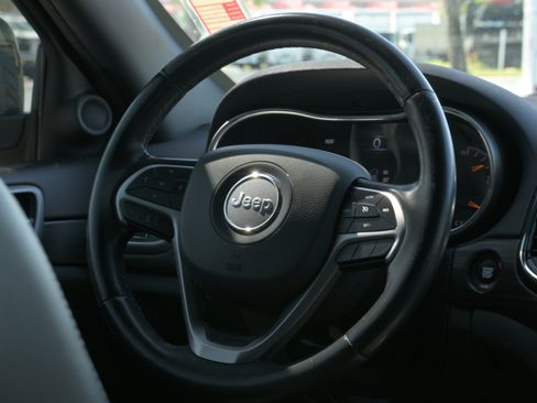 Used 2022 Jeep Grand Cherokee Laredo X image 10