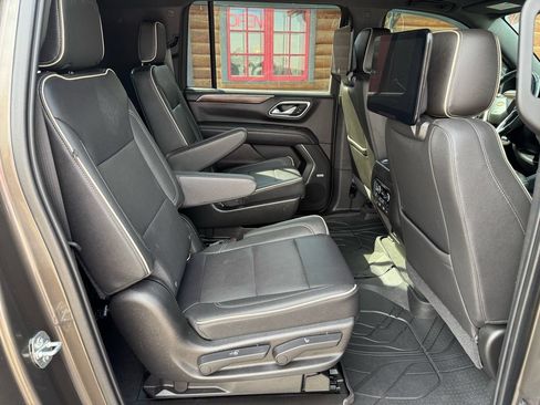 Used 2021 Chevrolet Suburban Premier w/ Premium Package AWD/4WD image 11