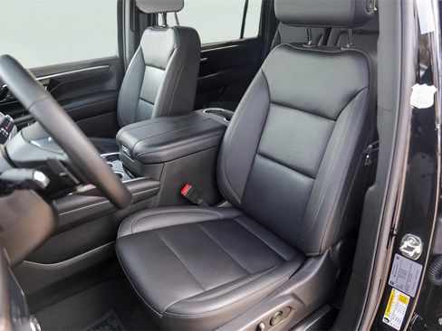 Used 2025 Chevrolet Suburban Z71 image 10