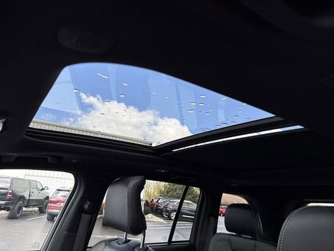 Used 2024 Jeep Grand Cherokee Overland w/ Luxury Tech Group IV AWD/4WD image 7