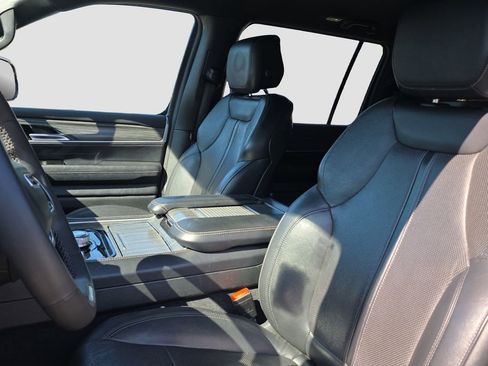 Used 2024 Jeep Wagoneer L Series II w/ Flexible Seating Group AWD/4WD image 7